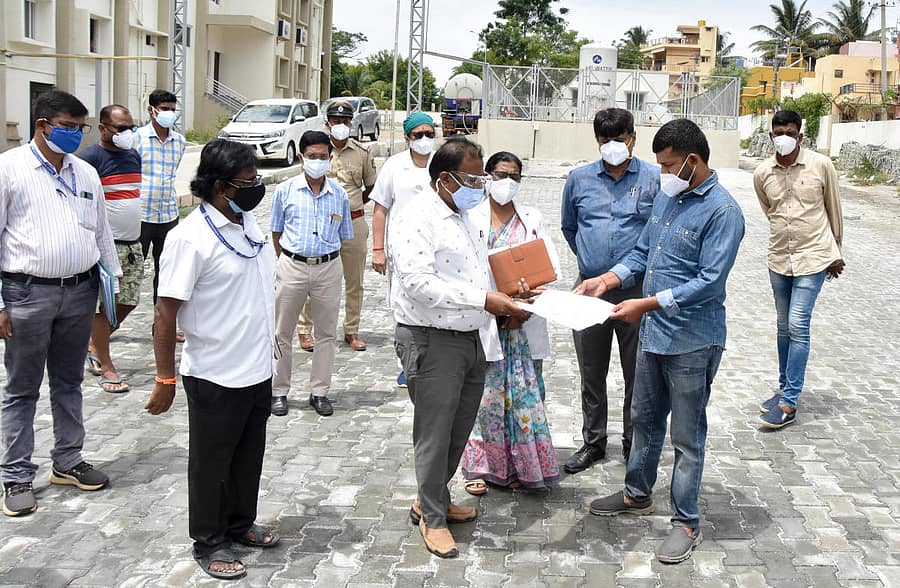 ಮೈಸೂರಿನ ಜಿಲ್ಲಾಸ್ಪತ್ರೆ ಆವರಣದಲ್ಲಿ ₹ 1 ಕೋಟಿ ಮೌಲ್ಯದ ಆಮ್ಲಜನಕ ಉತ್ಪಾದನಾ ಘಟಕ ನಿರ್ಮಾಣ ಸಂಬಂಧ ಸಂಸದ ಪ್ರತಾಪಸಿಂಹ ಸೋಮವಾರ ಸ್ಥಳ ಪರಿಶೀಲನೆ ನಡೆಸಿದರು