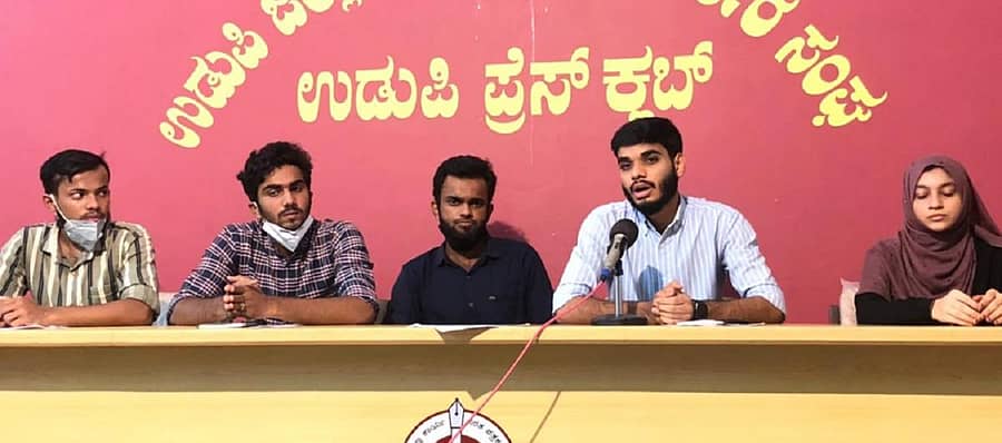 ಜಿಲ್ಲೆಗೊಂದು ಮೆಡಿಕಲ್‌ ಕಾಲೇಜು ಸ್ಥಾಪನೆಗೆ ಒತ್ತಾಯಿಸಿ ಕ್ಯಾಂಪಸ್ ಫ್ರಂಟ್ ಆಫ್ ಇಂಡಿಯಾ ಮುಖಂಡರು ಸೋಮವಾರ ಸುದ್ದಿಗೋಷ್ಠಿ ನಡೆಸಿದರು.