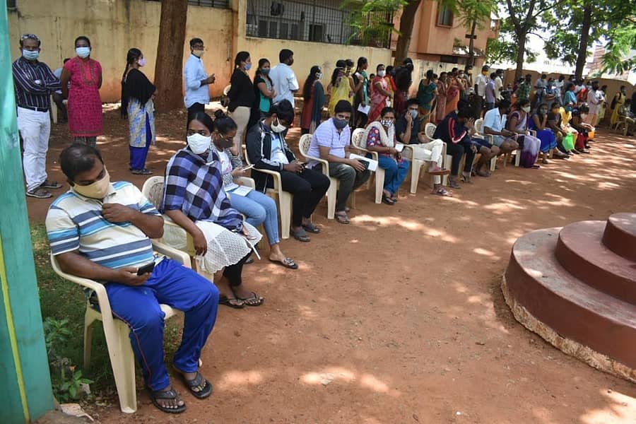 ಲಸಿಕೆ ಹಾಕಿಸಿಕೊಳ್ಳಲು ಬಂದ ಜನರಿಗೆ ಹೊಸಪೇಟೆಯ ನೌಕರರ ಭವನದಲ್ಲಿ ಆಸನಗಳ ವ್ಯವಸ್ಥೆ ಮಾಡಲಾಗಿತ್ತು