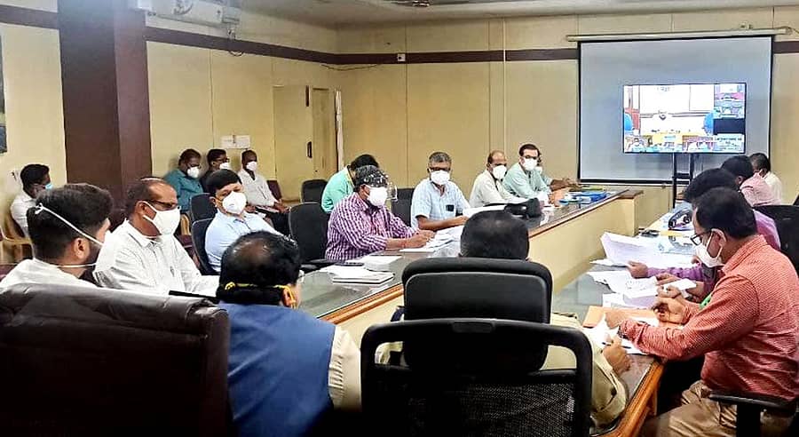 ಬೆಂಗಳೂರಿನಿಂದ ಸಚಿವ ಬಸವರಾಜ ಬೊಮ್ಮಾಯಿ ಅವರು ಹಾವೇರಿ ಜಿಲ್ಲಾಡಳಿತದೊಂದಿಗೆ ಸೋಮವಾರ ‘ವಿಡಿಯೊ ಸಂವಾದ’ ನಡೆಸಿ, ಕೋವಿಡ್‌ ಸ್ಥಿತಿಗತಿ ಮಾಹಿತಿ ಪಡೆದರು 