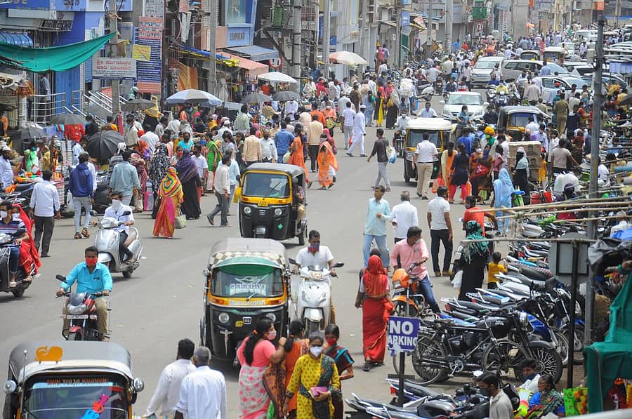 ವಿಜಯಪುರ ನಗರದ ಮಾರುಕಟ್ಟೆಯಲ್ಲಿ ಸೋಮವಾರ ಕಂಡುಬಂದ ಜನಜಂಗುಳಿ–ಪ್ರಜಾವಾಣಿ ಚಿತ್ರ