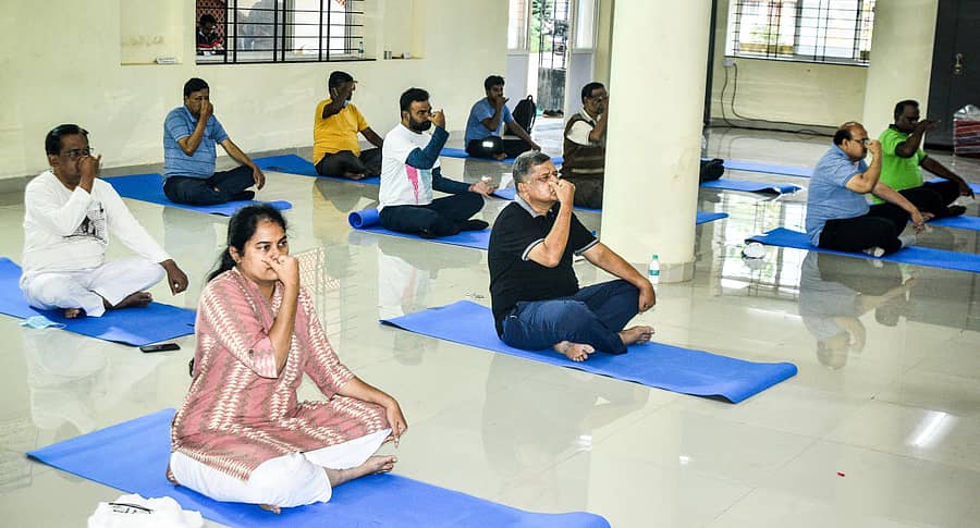 ಹುಬ್ಬಳ್ಳಿಯ ಪಿರಮಿಡ್ ಧ್ಯಾನ ಮಂದಿರದಲ್ಲಿ ನಡೆದ ಯೋಗ ದಿನಾಚರಣೆಯಲ್ಲಿ ಜಿಲ್ಲಾ ಉಸ್ತುವಾರಿ ಸಚಿವ ಜಗದೀಶ ಶೆಟ್ಟರ್ ಯೋಗಾಭ್ಯಾಸ ಮಾಡಿದರು. ಜಿಲ್ಳಾ ಪಂಚಾಯ್ತಿ ಸಿಇಒ ಡಾ.ಬಿ. ಸುಶೀಲಾ, ತಹಶೀಲ್ದಾರ್ ಶಶಿಧರ ಮಾಡ್ಯಾಳ, ಪಾಲಿಕೆ ಆಯುಕ್ತ ಸುರೇಶ ಇಟ್ನಾಳ ಇದ್ದಾರೆ
