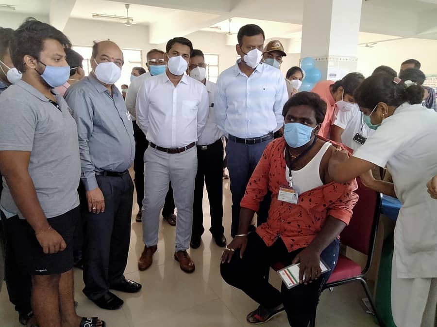 ರಾಯಚೂರು ಜಿಲ್ಲಾಧಿಕಾರಿ ಆರ್.ವೆಂಕಟೇಶಕುಮಾರ್ ಅವರು ರಿಮ್ಸ್ ವೈದ್ಯಕೀಯ ಮಹಾವಿದ್ಯಾಲಯದಲ್ಲಿ ಮಹಾ ಲಸಿಕಾ ಅಭಿಯಾನಕ್ಕೆ ಸೋಮವಾರ ಚಾಲನೆ ನೀಡಿದರು