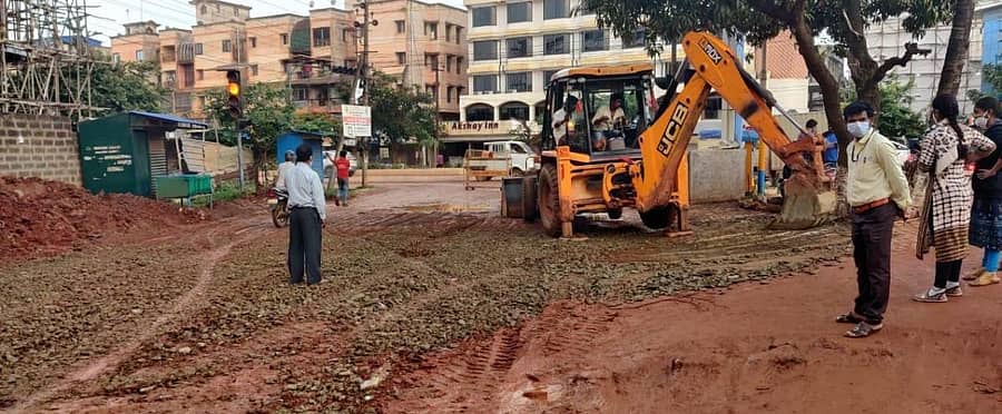 ಹುಬ್ಬಳ್ಳಿಯ ರವಿನಗರ ರಸ್ತೆ ದುರಸ್ತಿಗೆ ಕಾಂಗ್ರೆಸ್ನವರು ಹಾಕಿದ್ದ ಮಣ್ಣನ್ನು ತೆರವುಗೊಳಿಸಿದ ಪಾಲಿಕೆ ಸಿಬ್ಬಂದಿ, ಸಿಮೆಂಟ್ ಮಿಶ್ರಿತ ಜಲ್ಲಿಪುಡಿ ಹಾಕಿ ಮರು ದುರಸ್ತಿ ಮಾಡಿದರು