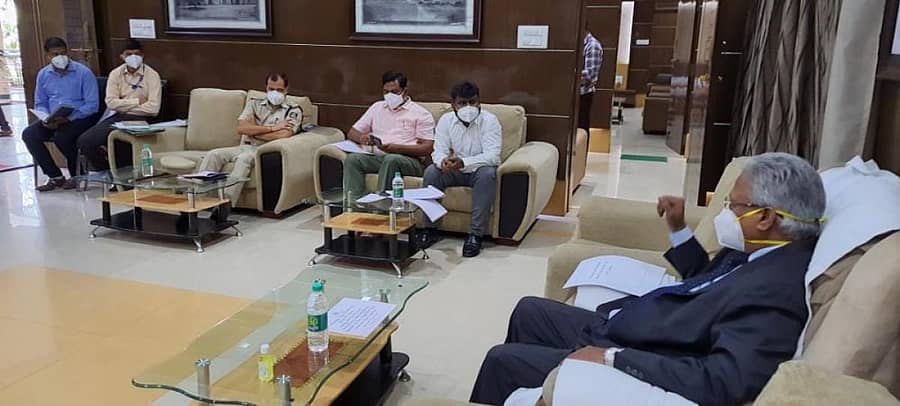 ವಿಜಯಪುರದ ನೂತನ ಪ್ರವಾಸಿ ಮಂದಿರದಲ್ಲಿ ಸೋಮವಾರ ಜಿಲ್ಲಾ ಮಟ್ಟದ ಅಧಿಕಾರಿಗಳೊಂದಿಗೆ ಕೋವಿಡ್ ನಿಯಂತ್ರಣ ಕ್ರಮಗಳು ಮತ್ತು ಲಸಿಕಾಕರಣದ ಬಗ್ಗೆ ಉಪಲೋಕಾಯುಕ್ತ ಬಿ. ಎಸ್. ಪಾಟೀಲ್ ಪ್ರಗತಿ ಪರಿಶೀಲನೆ ನಡೆಸಿದರು