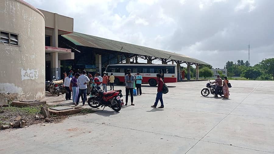 ಗದಗ ನಗರದ ಬಸ್ ನಿಲ್ದಾಣದಲ್ಲಿ ಪ್ರಯಾಣಿಕರು ಬಸ್ಗಾಗಿ ಕಾದು ನಿಂತಿದ್ದರು
