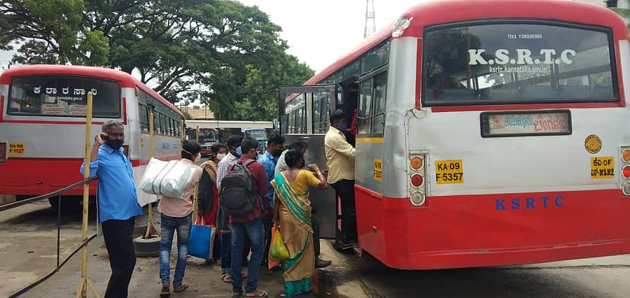 ಬಸ್ ಏರಲು ಜನರ ನೂಕುನುಗ್ಗಲು