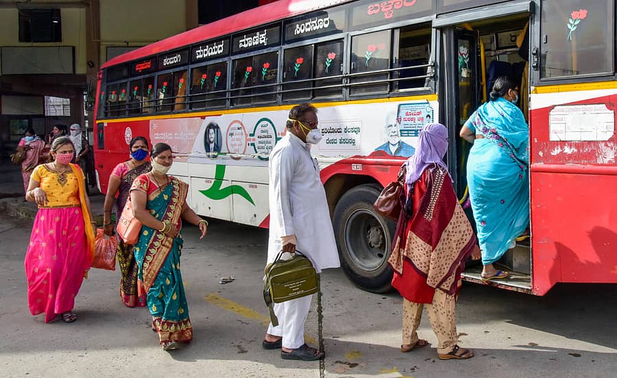 ಕಲಬುರ್ಗಿ ಬಸ್‌ನಿಲ್ದಾಣದಲ್ಲಿ ಸೋಮವಾರ ಪ್ರಯಾಣಿಕರು ತಮ್ಮ ಸಾಮಾನು ಸರಂಜಾಮುಗಳ ಸಮೇತ ಬಸ್‌ ಹತ್ತಿದರು
