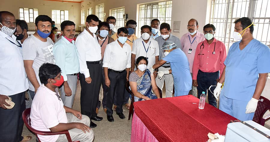 ಮೈಸೂರಿನ ಶಿಕ್ಷಕರ ಭವನದಲ್ಲಿ ಸೋಮವಾರ ಶಿಕ್ಷಕರಿಗೆ ಕೋವಿಡ್ ಲಸಿಕೆ ಹಾಕಲಾಯಿತು