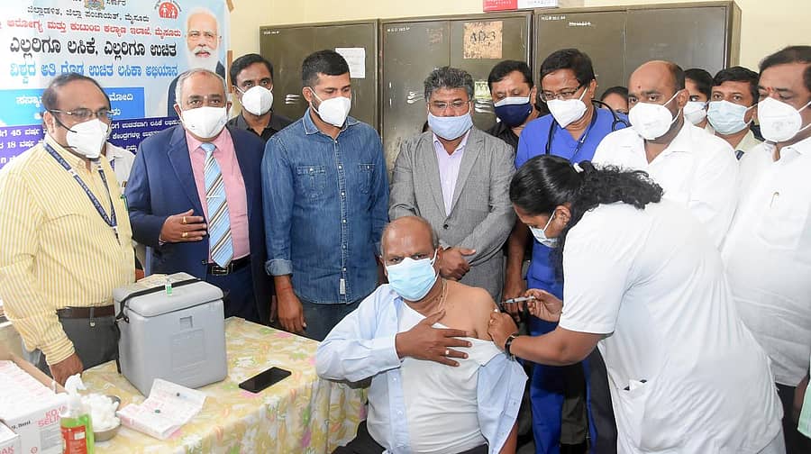 ಮೈಸೂರು ವಿಶ್ವವಿದ್ಯಾನಿಲಯದ ಸೆನೆಟ್‌ ಭವನದಲ್ಲಿ ವಿ.ವಿ.ಯ ಸಿಬ್ಬಂದಿ ವರ್ಗ ಹಾಗೂ ವಿದ್ಯಾರ್ಥಿಗಳಿಗೆ ಕೋವಿಡ್‌ ಲಸಿಕೆ ಹಾಕುವ ಕಾರ್ಯಕ್ರಮಕ್ಕೆ ಸೋಮವಾರ ಚಾಲನೆ ನೀಡಲಾಯಿತು