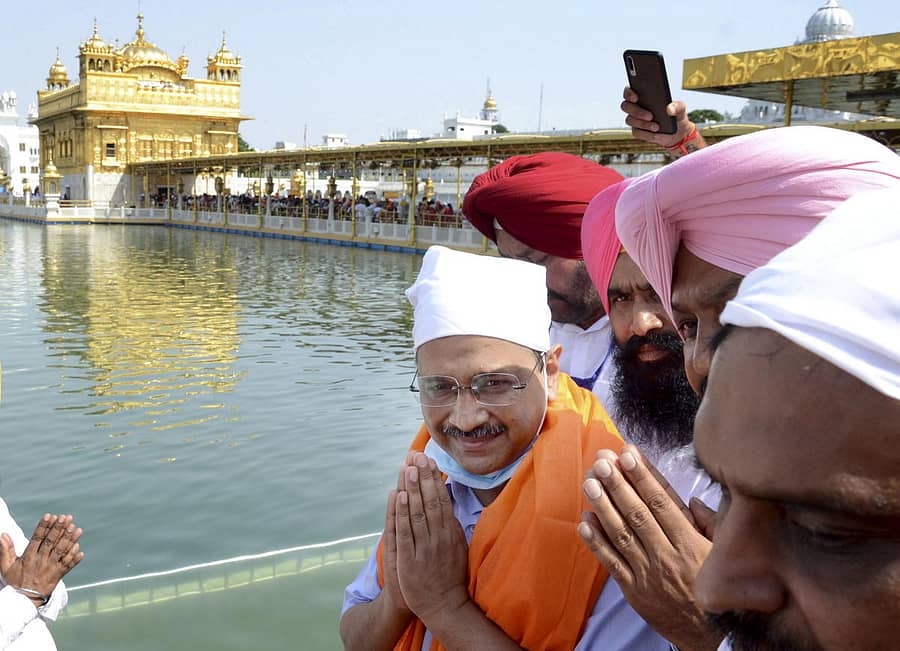 ದೆಹಲಿ ಮುಖ್ಯಮಂತ್ರಿ ಅರವಿಂದ್ ಕೇಜ್ರಿವಾಲ್ ಅವರು ಪಂಜಾಬ್ನ ಅಮೃತಸರದಲ್ಲಿರುವ ವಿಶ್ವ ಪ್ರಸಿದ್ಧ ಸ್ವರ್ಣ ಮಂದಿರಕ್ಕೆ ಸೋಮವಾರ ಭೇಟಿ ನೀಡಿದರು –ಪಿಟಿಐ ಚಿತ್ರ