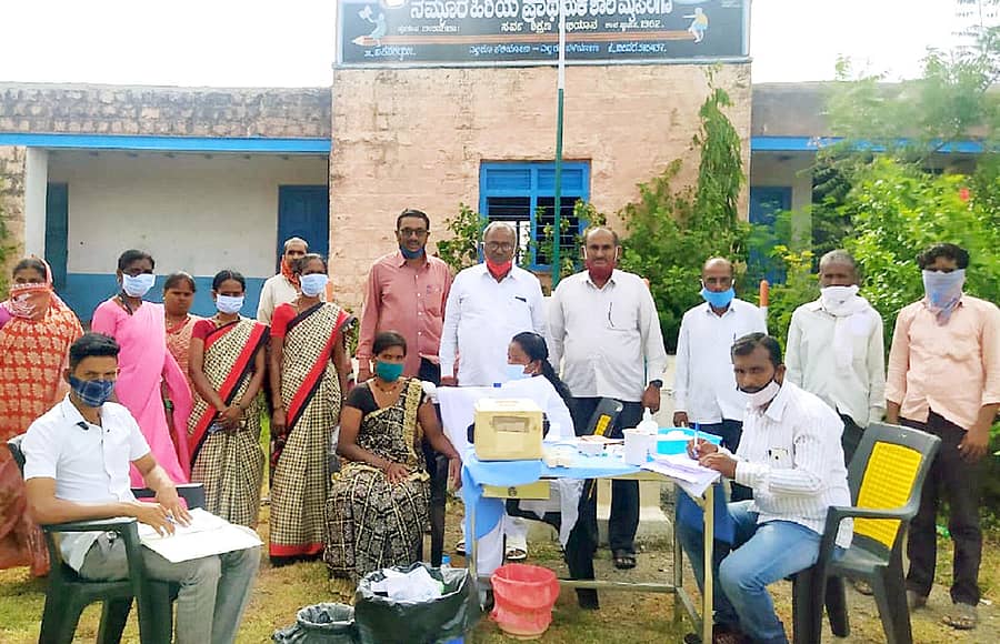 ಬಸವಕಲ್ಯಾಣ ತಾಲ್ಲೂಕಿನ ಮೈಸಲಗಾ ಪ್ರಾಥಮಿಕ ಶಾಲೆಯಲ್ಲಿ ಸೋಮವಾರ ಕೋವಿಡ್ ಲಸಿಕೆ ಅಭಿಯಾನ ನಡೆಯಿತು