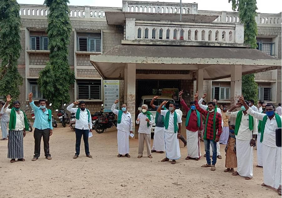 ಹೊಸದುರ್ಗ ಪಟ್ಟಣದ ತಾಲ್ಲೂಕು ಕಚೇರಿ ಎದುರು ತಾಲ್ಲೂಕು ರೈತ ಸಂಘದಿಂದ ಸೋಮವಾರ ಪ್ರತಿಭಟನೆ ನಡೆಸಲಾಯಿತು