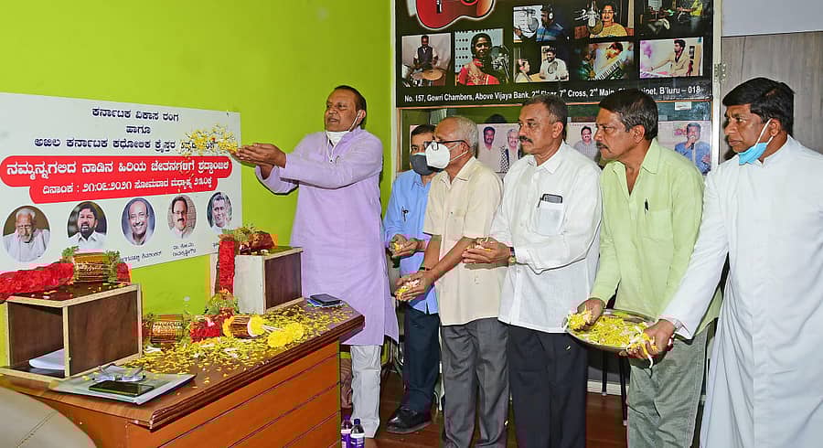 ಸ್ವಾತಂತ್ರ್ಯ ಹೋರಾಟಗಾರ ಎಚ್.ಎಸ್ ದೊರೆಸ್ವಾಮಿ, ಕವಿ ಡಾ. ಸಿದ್ದಲಿಂಗಯ್ಯ, ಸಾಹಿತಿ ಜರಗನಹಳ್ಳಿ ಶಿವಶಂಕರ್, ಕೋ.ವೆಂ ರಾಮಕೃಷ್ಣೇಗೌಡ ಮತ್ತು ಫಾ.ಐಸಾಕ್ ಅವರ ಭಾವಚಿತ್ರಕ್ಕೆ (ಎಡದಿಂದ) ‘ಮುಖ್ಯಮಂತ್ರಿ’ ಚಂದ್ರು, ಡಾ.ಚಂದ್ರಶೇಖರ ಉಷಾಲ, ರಾ.ನಂ.ಚಂದ್ರಶೇಖರ, ಕರ್ನಾಟಕ ವಿಕಾಸ ರಂಗದ ಅಧ್ಯಕ್ಷ ವ.ಚ.ಚನ್ನೇಗೌಡ, ಕ್ಯಾಥೋಲಿಕ್ ಕನ್ನಡ ಕ್ರೈಸ್ತರ ಸಂಘದ ಅಧ್ಯಕ್ಷ ರಫಾಯಲ್ ರಾಜ್ ಮತ್ತು ಫಾ.ಸೈಮನ್ ಬರ್ತಲೋಮಿಯೋ ಜಾನ್ ಪೀಟರ್ ಪುಷ್ಪ ನಮನ ಸಲ್ಲಿಸಿದರು -ಪ್ರಜಾವಾಣಿ ಚಿತ್ರ