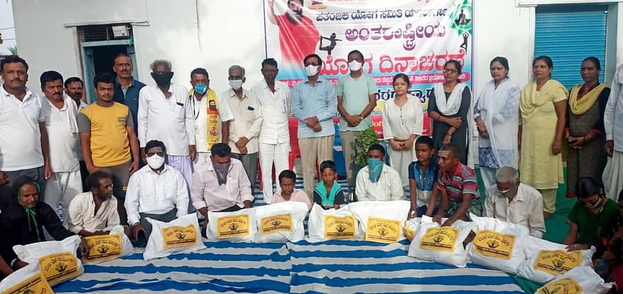 ಯಲಬುರ್ಗಾ ಪಟ್ಟಣದಲ್ಲಿ ಸೋಮವಾರ ಪತಂಜಲಿ ಯೋಗ ಸಮಿತಿ ವತಿಯಿಂದ ಆಹಾರ ಧಾನ್ಯದ ಕಿಟ್ಗಳನ್ನು ವಿತರಿಸಲಾಯಿತು