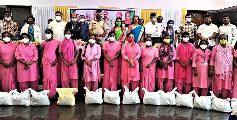 ಕನಕಪುರದ ಜಿಹ್ನೇಶ್ವರಿ ಸಮುದಾಯ ಭವನದಲ್ಲಿ ಆಶಾ ಕಾರ್ಯಕರ್ತೆಯರಿಗೆ ರೇಷನ್ ಕಿಟ್ ವಿತರಿಸಲಾಯಿತು