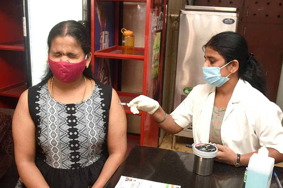 ಕಾಟನ್ ಪೇಟೆಯಲ್ಲಿ ಯುವತಿಯೊಬ್ಬರು ಸೋಮವಾರ ಕೋವಿಡ್ ಲಸಿಕೆ ಹಾಕಿಸಿಕೊಂಡರು ಪ್ರಜಾವಾಣಿ ಚಿತ್ರ