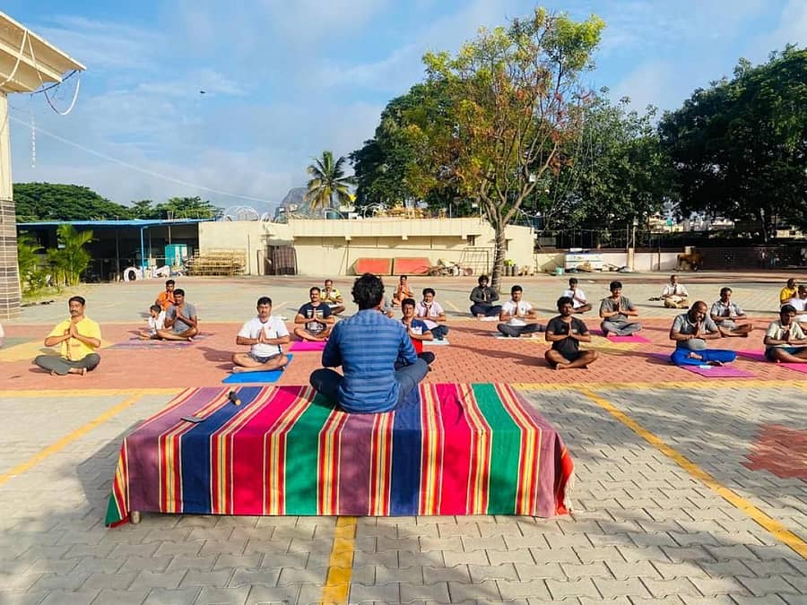 ಆರ್ವಿಸಿಎಸ್ ಕಲ್ಯಾಣ ಮಂಟಪದ ಆವರಣದಲ್ಲಿ ಬಿಜೆಪಿ ಕಾರ್ಯಕರ್ತರು ಯೋಗಾಸನ ಮಾಡಿದರು