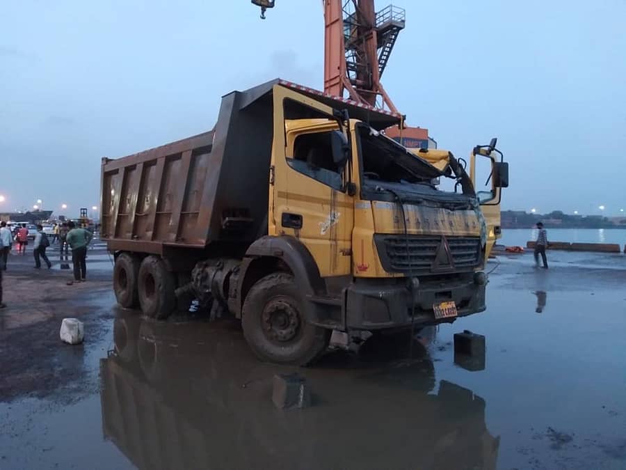 ಎನ್‌ಎಂಪಿಟಿಯಲ್ಲಿ ಸಮುದ್ರಕ್ಕೆ ಬಿದ್ದಿದ್ದ ಲಾರಿಯನ್ನು ಮೇಲಕ್ಕೆ ಎತ್ತಲಾಯಿತು.