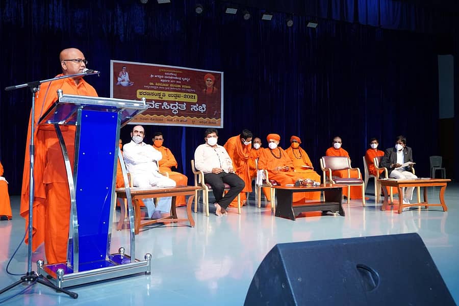 ಚಿತ್ರದುರ್ಗದ ಮುರುಘಾ ಮಠದಲ್ಲಿ ಸೋಮವಾರ ನಡೆದ ಶರಣ ಸಂಸ್ಕೃತಿ ಉತ್ಸವದ ಪೂರ್ವಭಾವಿ ಸಭೆಯಲ್ಲಿ ಬಸವಮೂರ್ತಿ ಮಾದಾರ ಚನ್ನಯ್ಯ ಸ್ವಾಮೀಜಿ ಮಾತನಾಡಿದರು.