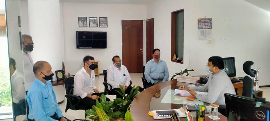 ವರ್ತಕರು ಜಿಲ್ಲಾಧಿಕಾರಿ ಡಾ.ಕೆ.ವಿ. ರಾಜೇಂದ್ರ ಅವರಿಗೆ ಮನವಿ ಸಲ್ಲಿಸಿದರು.