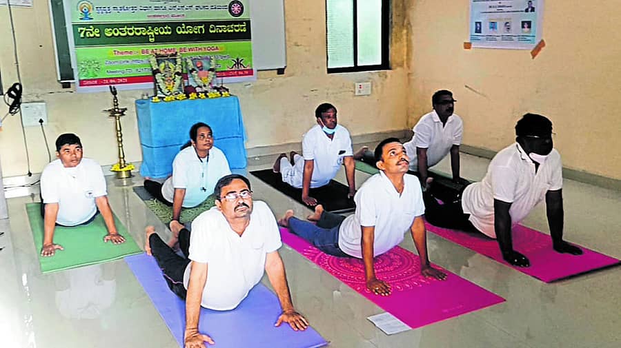 ಕೊಪ್ಪಳದಲ್ಲಿ ಯೋಗ ದಿನಾಚರಣೆ ಪ್ರಯುಕ್ತ ಆಯುಷ್ ಇಲಾಖೆ ವೈದ್ಯರು ಯೋಗ ಪ್ರದರ್ಶನ ಮಾಡಿದರು