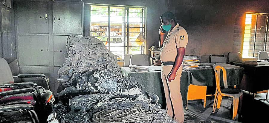 ಹೊಸನಗರ ತಾಲ್ಲೂಕು ಮಾರುತಿಪುರ ಸರ್ಕಾರಿ ಪ್ರೌಢಶಾಲೆಯಲ್ಲಿ ಬೆಂಕಿಯಿಂದ ಭಸ್ಮವಾದ ಸಮವಸ್ತ್ರ.