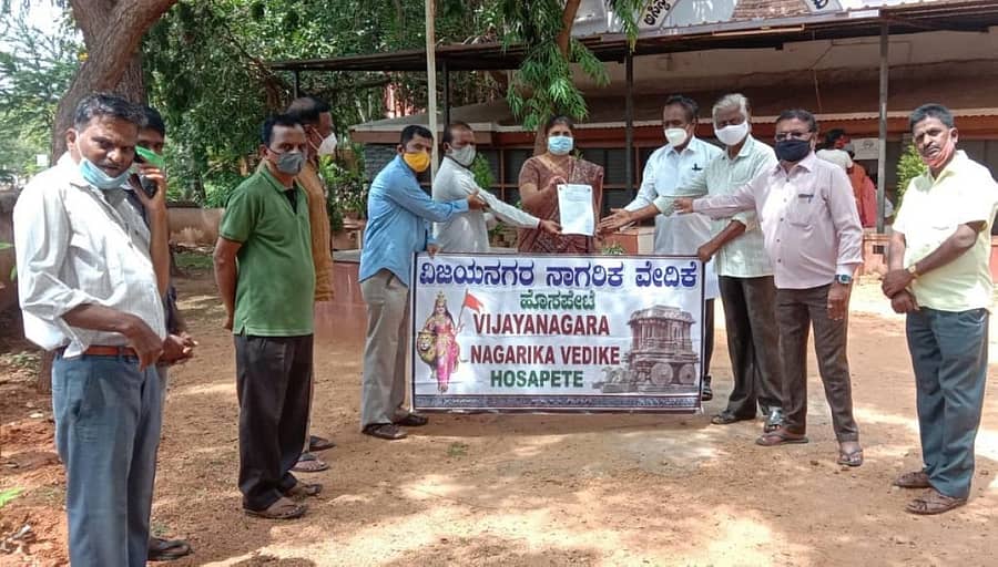 ವಿಜಯನಗರ ರೈಲ್ವೆ ಅಭಿವೃದ್ಧಿ ಕ್ರಿಯಾ ಸಮಿತಿ ಮುಖಂಡರು ಮಂಗಳವಾರ ಹೊಸಪೇಟೆಯಲ್ಲಿ ಉಪವಿಭಾಗಾಧಿಕಾರಿ ಕಚೇರಿಯ ಅಧಿಕಾರಿಗೆ ಮನವಿ ಪತ್ರ ಸಲ್ಲಿಸಿದರು