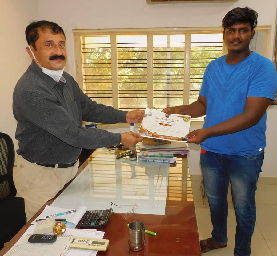 ವಿದ್ಯಾರ್ಥಿ ನಿತಿನ್ ನಾರಾಯಣ ಅವರು ಅಟಲ್ ಬಿಹಾರಿ ವಾಜಪೇಯಿ ಜೈವಿಕ ಉದ್ಯಾನದ ಕಾರ್ಯನಿರ್ವಾಹಕ ನಿರ್ದೇಶಕ ಎಂ.ಎನ್. ಕಿರಣ್ ಕುಮಾರ್ ಅವರಿಗೆ ಚೆಕ್ ನೀಡಿದ ನಂತರ ಕೃಷ್ಣಮೃಗ ದತ್ತು ಪಡೆದ ಪ್ರಮಾಣ ಪತ್ರ ಸ್ವೀಕರಿಸಿದರು