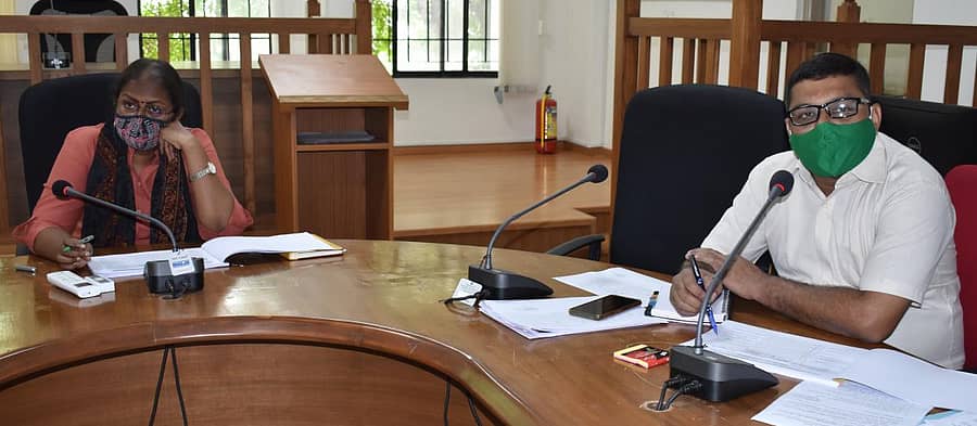 ಯಾದಗಿರಿಯಲ್ಲಿ ಜಿಲ್ಲಾಧಿಕಾರಿ ಡಾ.ರಾಗಪ್ರಿಯಾ ಆರ್. ವಿವಿಧ ಇಲಾಖೆಯ ಅಧಿಕಾರಿಗಳೊಂದಿಗೆ 20 ಅಂಶಗಳು ಕಾರ್ಯಕ್ರಮಗಳನ್ನು ಒಳಗೊಂಡ ಮಾಸಿಕ ಪ್ರಗತಿ ಪರಿಶೀಲನಾ ಸಭೆ ನಡೆಸಿದರು