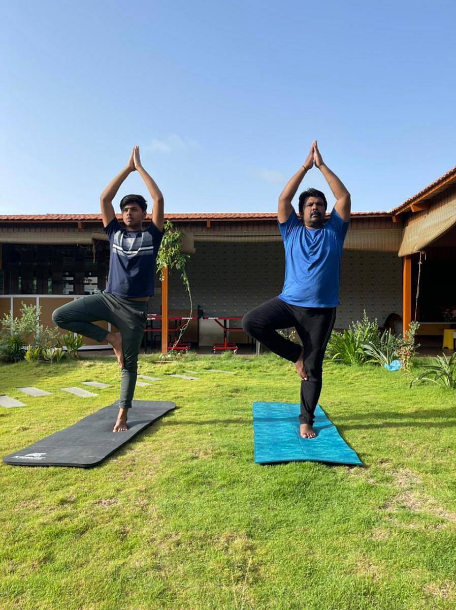 ವಿಶ್ವ ಯೋಗ ದಿನಾಚರಣೆ ಪ್ರಯುಕ್ತ ಶಾಸಕ ರಾಜೂಗೌಡ ತಮ್ಮ ನಿವಾಸದಲ್ಲಿ ಯೋಗ ಮಾಡಿದರು