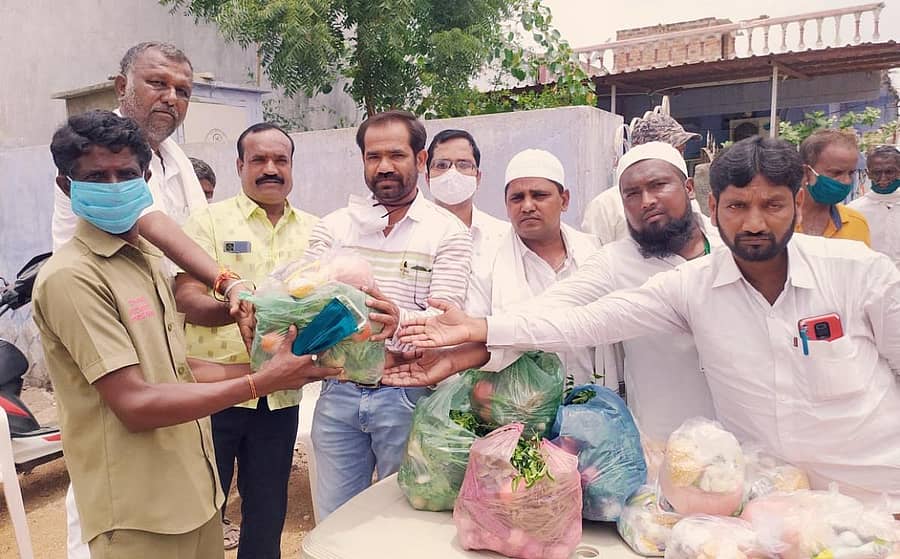ಸುರಪುರದಲ್ಲಿ ಮಂಗಳವಾರ ಶೋಷಿತಪರ ಸಂಘಟನೆಯಿಂದ ಪೌರ ಕಾರ್ಮಿಕರಿಗೆ ದಿನಸಿ, ತರಕಾರಿ ವಿತರಿಸಲಾಯಿತು