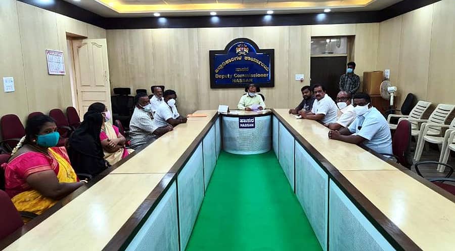 ಅರಸೀಕೆರೆ ನಗರಸಭೆ ಸದಸ್ಯರು ಜಿಲ್ಲಾಧಿಕಾರಿ ಅರ್.ಗಿರೀಶ್ ಅವರಿಗೆ ಮನವಿ ಸಲ್ಲಿಸಿದರು