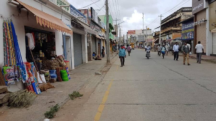 ಲಾಕ್ಡೌನ್ ನಿಯಮಗಳು ಸಡಿಲಗೊಂಡ ಎರಡನೇ ದಿನವಾದ ಮಂಗಳವಾರ ಬೆಳಿಗ್ಗೆ ಚಾಮರಾಜನಗರದ ದೊಡ್ಡಂಗಡಿ ಬೀದಿಯಲ್ಲಿ ಜನರ ಓಡಾಟ ಕಡಿಮೆ ಇತ್ತು