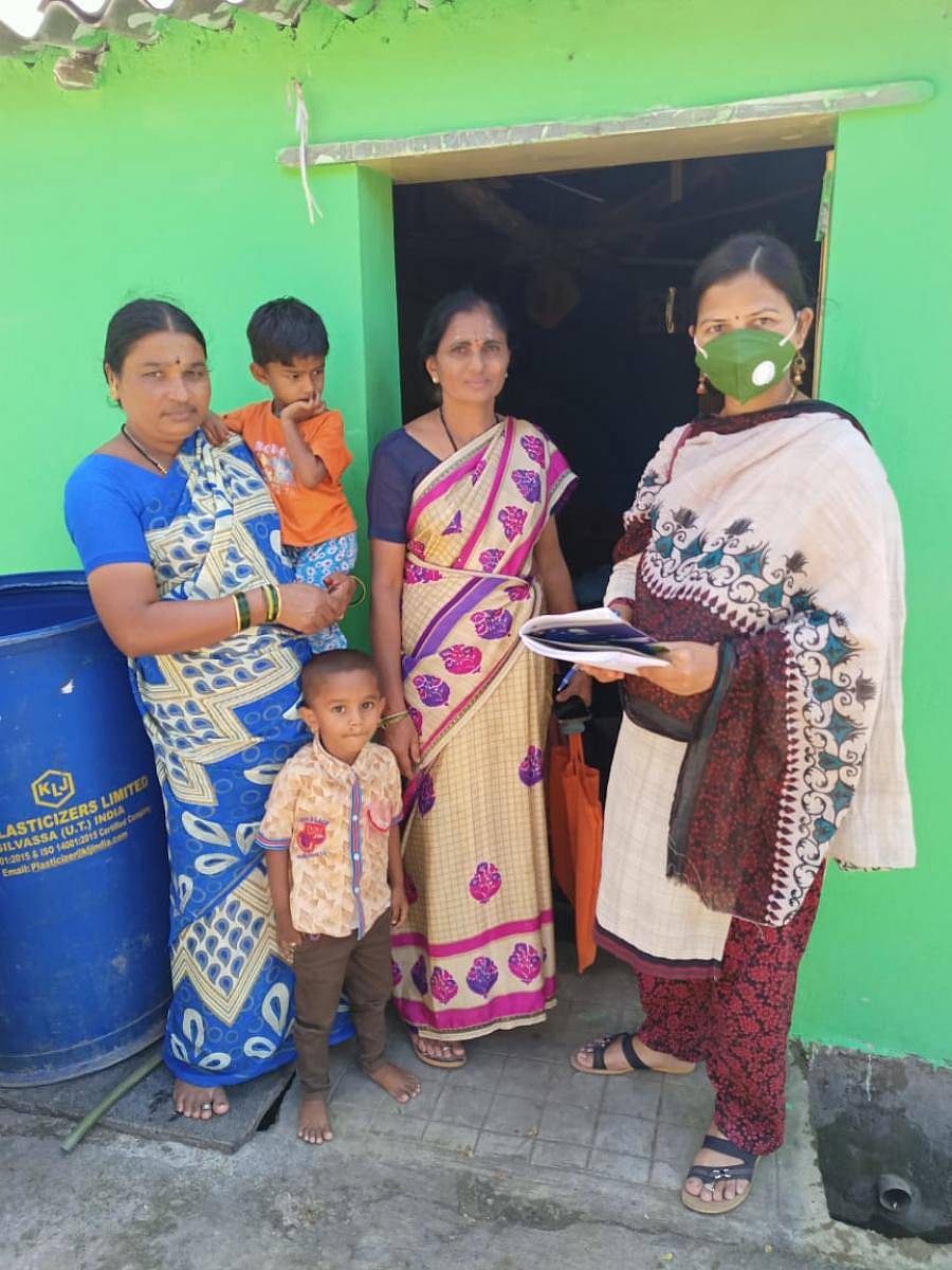 ದಾವಣಗೆರೆ ನಗರದ ವಿವಿಧ ಬಡವಾಣೆಗಳ ಮನೆಗಳಿಗೆ ಭೇಟಿ ನೀಡಿ ಮಾಹಿತಿ ಸಂಗ್ರಹಿಸುತ್ತಿರುವ ಅಂಗನವಾಡಿ ಕಾರ್ಯಕರ್ತೆ.