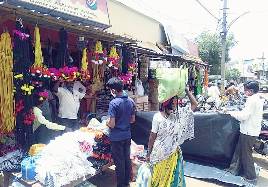 ಚಿಟಗುಪ್ಪ ಪಟ್ಟಣದ ಮಾರುಕಟ್ಟೆಯಲ್ಲಿ ರೈತರು ಎತ್ತುಗಳನ್ನು ಸಿಂಗರಿಸುವ ಸಾಮಗ್ರಿಗಳನ್ನು ಖರೀದಿಸುತ್ತಿರುವ ಗ್ರಾಹಕರು