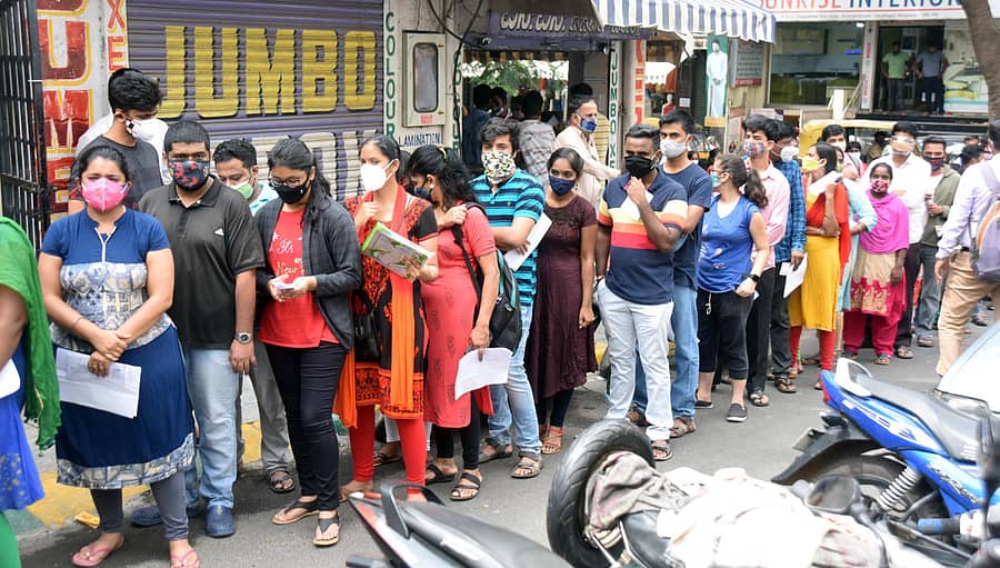 ಕೋವಿಡ್ ಲಸಿಕೆ ಹಾಕಿಸಿಕೊಳ್ಳಲು ಬೆಂಗಳೂರಿನ ನಾಗರಬಾವಿ ಮುಖ್ಯ ರಸ್ತೆ ಬಳಿಯ ಅರೋಗ್ಯ ಕೇಂದ್ರದ ಮುಂದೆ ಮಂಗಳವಾರ ಸೇರಿದ್ದ ಜನಪ್ರಜಾವಾಣಿ ಚಿತ್ರ/ ಅನೂಪ್ ರಾಘ.ಟಿ.