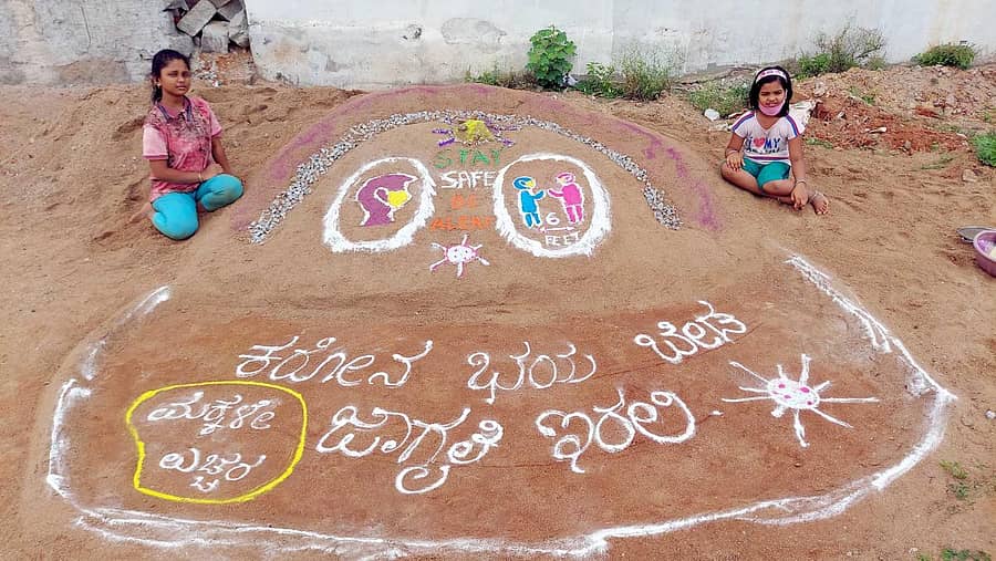 ಕೊಪ್ಪಳದ ಜ್ಞಾನಬಂಧು ಶಾಲೆಯ ಮಕ್ಕಳು ಮರಳಿನಲ್ಲಿ ಕೊರೊನಾ ಚಿತ್ರ ಬಿಡಿಸಿರುವುದು