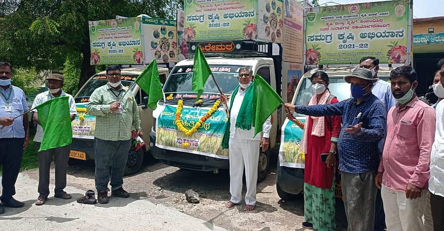 ಭಾಲ್ಕಿಯಲ್ಲಿ ಸಮಗ್ರ ಕೃಷಿ ಅಭಿಯಾನ ಮಾಹಿತಿ ರಥಕ್ಕೆ ಜಿಲ್ಲಾ ರೈತ ಸಂಘದ ಅಧ್ಯಕ್ಷ ಸಿದ್ರಾಮಪ್ಪ ಆಣದೂರೆ ಚಾಲನೆ ನೀಡಿದರು. ರಮೇಶ ಮಸ್ಕಲೆ ಇದ್ದರು