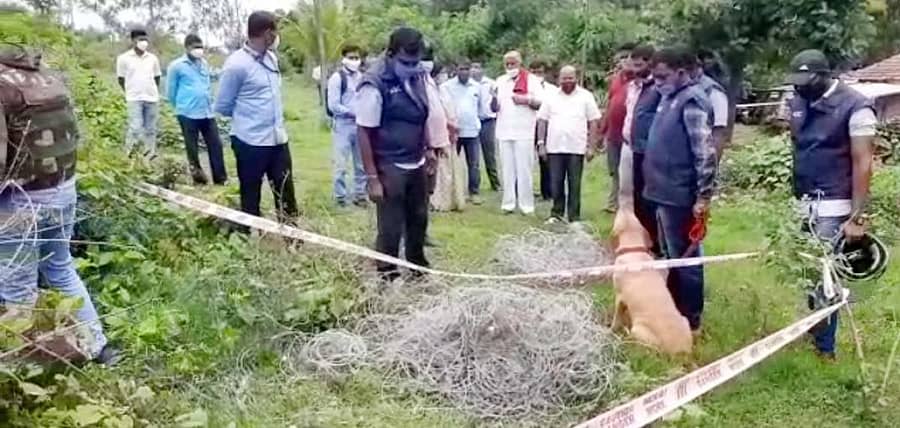 ಬಾಂಬ್ ನಿಷ್ಕ್ರಿಯ ದಳದ ಅಧಿಕಾರಿಗಳು ಭೇಟಿ ನೀಡಿ ಪರಿಶೀಲಿಸಿದರು