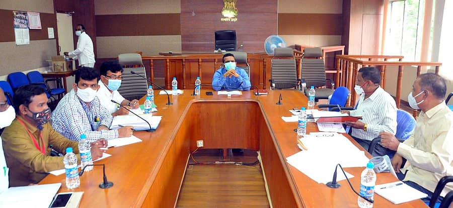 ಕೊಪ್ಪಳದ ಜಿಲ್ಲಾಧಿಕಾರಿ ಕಚೇರಿ ಸಭಾಂಗಣದಲ್ಲಿ ನಡೆದ ಸಭೆಯಲ್ಲಿ ಜಿಲ್ಲಾಧಿಕಾರಿ ವಿಕಾಸ್ ಕಿಶೋರ್ ಸುರಳ್ಕರ್ ಮಾತನಾಡಿದರು