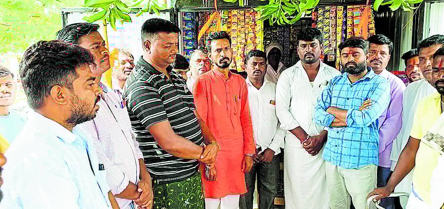 ಯಲಬುರ್ಗಾ ತಾಲ್ಲೂಕಿನ ಗಾಣದಾಳ ಗ್ರಾಮದಲ್ಲಿ ಗೆಳೆಯರ ನೆರವಿನಿಂದ ಸೋಮನಾಥ ಅವರು ಕಿರಾಣಿ ಅಂಗಡಿ ಇಟ್ಟಿರುವುದು