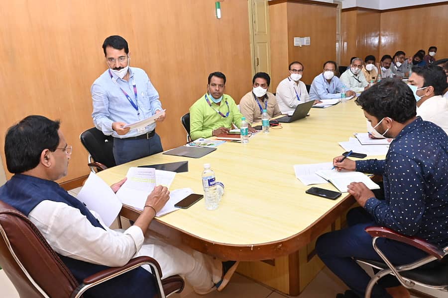 ಕಲಬುರ್ಗಿಯಲ್ಲಿ ಮಂಗಳವಾರ ಬೀದರ್ ಸಂಸದ ಭಗವಂತ ಖೂಬಾ ಅವರು ಫಸಲ್ ಬಿಮಾ ಯೋಜನೆ ಕುರಿತು ಅಧಿಕಾರಿಗಳಿಂದ ಮಾಹಿತಿ ಪಡೆದರು