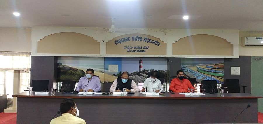 ಮಂಗಳೂರಿನಲ್ಲಿ ಮಂಗಳವಾರ ಜಿಲ್ಲಾಧಿಕಾರಿ ಕಚೇರಿ ಸಭಾಂಗಣದಲ್ಲಿ ಸಮುದ್ರ ಕೊರೆತ, ಬಂದರು ಮತ್ತು ಒಳನಾಡು ಜಲಸಾರಿಗೆ ಇಲಾಖೆಗೆ ನೀಡಿರುವ ಅನುದಾನ ಹಾಗೂ ಬಂದರುಗಳ ಅಭಿವೃದ್ಧಿಯ ಪ್ರಗತಿ ಪರಿಶೀಲನಾ ಸಭೆಯ ಅಧ್ಯಕ್ಷತೆ ವಹಿಸಿ ಸಚಿವ ಎಸ್.ಅಂಗಾರ ಮಾತನಾಡಿದರು.