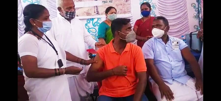 ಮುನಿರಾಬಾದ್ ಸಮೀಪದ ಬಂಡಿಹರ್ಲಾಪುರ ಆರೋಗ್ಯ ಉಪ ಕೇಂದ್ರದಲ್ಲಿ ಗ್ರಾಮಸ್ಥರಿಗೆ ಕೋವಿಡ್ ಲಸಿಕೆ ನೀಡಲಾಯಿತು