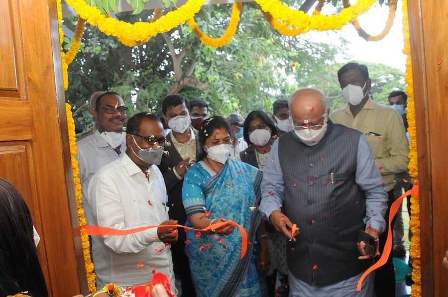 ದಾವಣಗೆರೆ ಜಿಲ್ಲಾ ಚಿಗಟೇರಿ ಆಸ್ಪತ್ರೆ ಆವರಣದಲ್ಲಿ ನೂತನವಾಗಿ ನಿರ್ಮಿಸಲಾಗಿರುವ ‘ಸಖಿ ಒನ್ ಸ್ಟಾಪ್ ಸೆಂಟರ್’ ಕಟ್ಟಡವನ್ನು ಮಹಿಳಾ ಮತ್ತು ಮಕ್ಕಳ ಅಭಿವೃದ್ಧಿ ಸಚಿವೆ ಶಶಿಕಲಾ ಜೊಲ್ಲೆ ಮಂಗಳವಾರ ಉದ್ಘಾಟಿಸಿದರು.