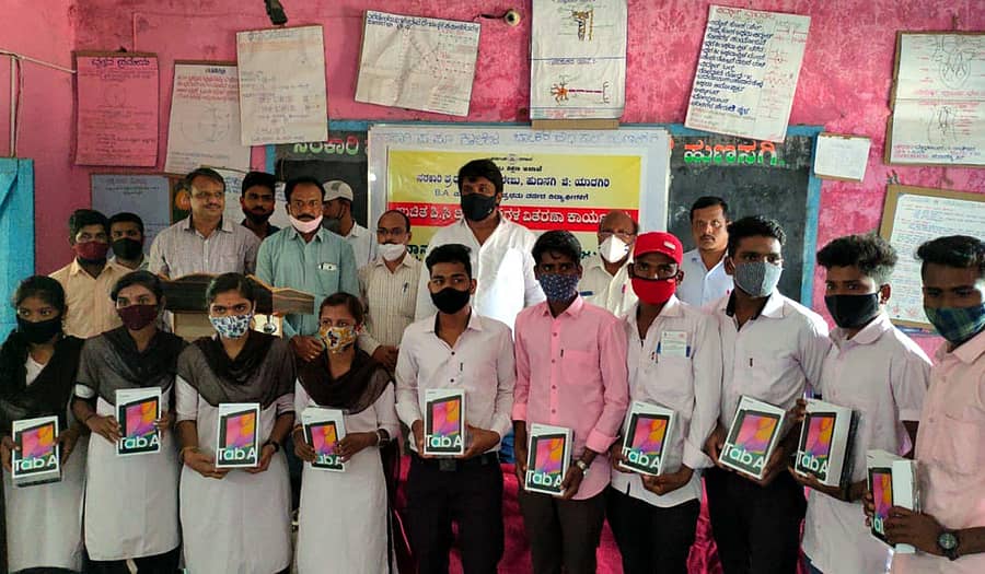 ಹುಣಸಗಿ ಪಟ್ಟಣದ ಸರ್ಕಾರಿ ಪದವಿ ಕಾಲೇಜನಲ್ಲಿ ವಿದ್ಯಾರ್ಥಿಗಳಿಗೆ ಟ್ಯಾಬ್ ವಿತರಿಸಲಾಯಿತು