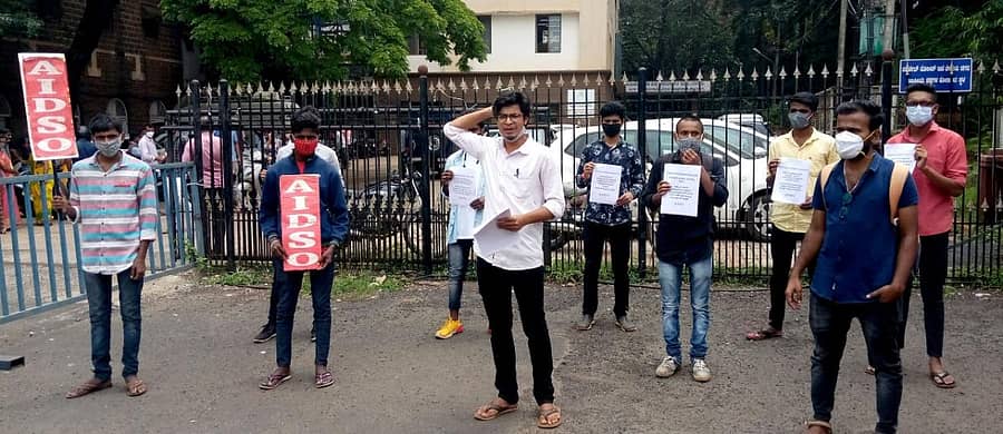 ವಿವಿಧ ಬೇಡಿಕೆ ಈಡೇರಿಕೆಗೆ ಆಗ್ರಹಿಸಿ ಎಐಡಿಎಸ್ಒ ನೇತೃತ್ವದಲ್ಲಿ ವಿದ್ಯಾರ್ಥಿಗಳು ಬೆಳಗಾವಿ ಜಿಲ್ಲಾಧಿಕಾರಿ ಕಚೇರಿ ಎದುರು ಬುಧವಾರ ಪ್ರತಿಭಟನೆ ನಡೆಸಿದರು