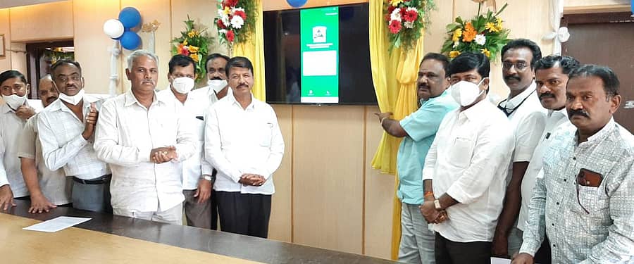 ಡಿಸಿಸಿ ಬ್ಯಾಂಕ್ ಅಧ್ಯಕ್ಷ ಎಂ.ಗೋವಿಂದಗೌಡ ಕೋಲಾರದಲ್ಲಿ ಬುಧವಾರ ಮೊಬೈಲ್ ಬ್ಯಾಂಕಿಂಗ್ ಸೇವೆಗೆ ಚಾಲನೆ ನೀಡಿದರು