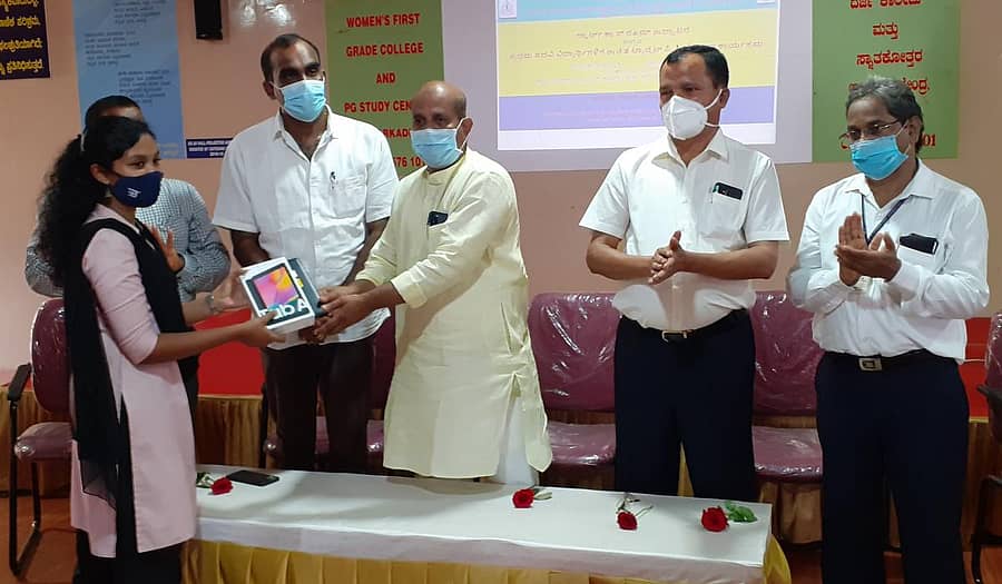 ಅಜ್ಜರಕಾಡು ಡಾ.ಜಿ.ಶಂಕರ್ ಸರ್ಕಾರಿ ಮಹಿಳಾ ಪ್ರಥಮ ದರ್ಜೆ ಕಾಲೇಜಿನಲ್ಲಿ ಬುಧವಾರ ಪ್ರಥಮ ಪದವಿ ವಿದ್ಯಾರ್ಥಿಗಳಿಗೆ ಉಚಿತ ಟ್ಯಾಬ್ಲೆಟ್ ಪಿ.ಸಿಗಳನ್ನು ಶಾಸಕ ರಘುಪತಿ ಭಟ್ ವಿತರಿಸಿದರು.